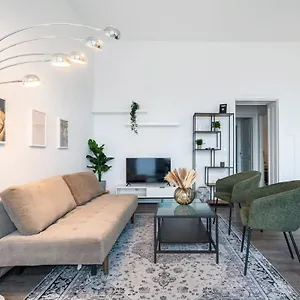  Apartment Homely - Spacious, Modern, S-bahn Nearby , Groups & Families Deutschland